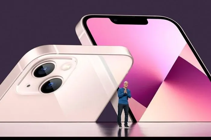 Giám đốc điều hành Apple Tim Cook giới thiệu mẫu iPhone 13 tại Apple Park ở Cupertino, California. Ảnh China Daily