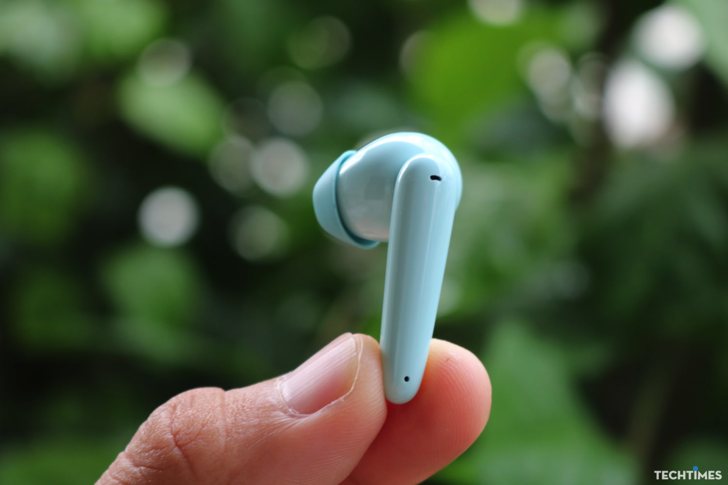 FreeBuds SE sở hữu thiết kế semi-in-ear mang lại cảm giác đeo khá vừa vặn, nhẹ nhàng, đi kèm khả năng bám của tai nghe tốt, tương đối thoải mái.