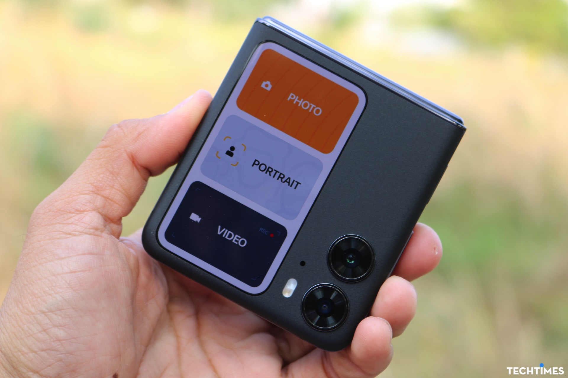 Oppo đã nâng cao trải nghiệm người dùng ColorOS 13 trên N2 Flip với cái gọi là 'Chế độ FlexForm'. Khi gập điện thoại ở góc từ 45 đến 110 độ, bạn có thể tận dụng máy ảnh để thực hiện mọi việc, từ quay phim tua nhanh thời gian đến gọi điện video mà không cần đến tripod.