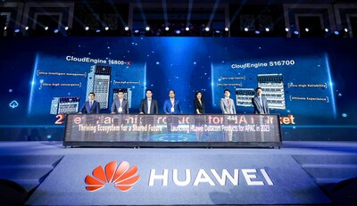 Kevin Hu, Chủ tịch phụ trách Dòng Sản phẩm Truyền dữ liệu của Huawei; Nicholas Ma, Chủ tịch Tập đoàn Kinh doanh Doanh nghiệp APAC của Huawei và Vincent Liu, Chủ tịch Phòng Kinh doanh Giải pháp & Tiếp thị Mạng Doanh nghiệp của Huawei, cùng với StarHub, ASL, MYI và MII, đã ra mắt những sản phẩm truyền dữ liệu hoàn toàn mới cho thị trường Châu Á-Thái Bình Dương (PRNewsfoto/Huawei)