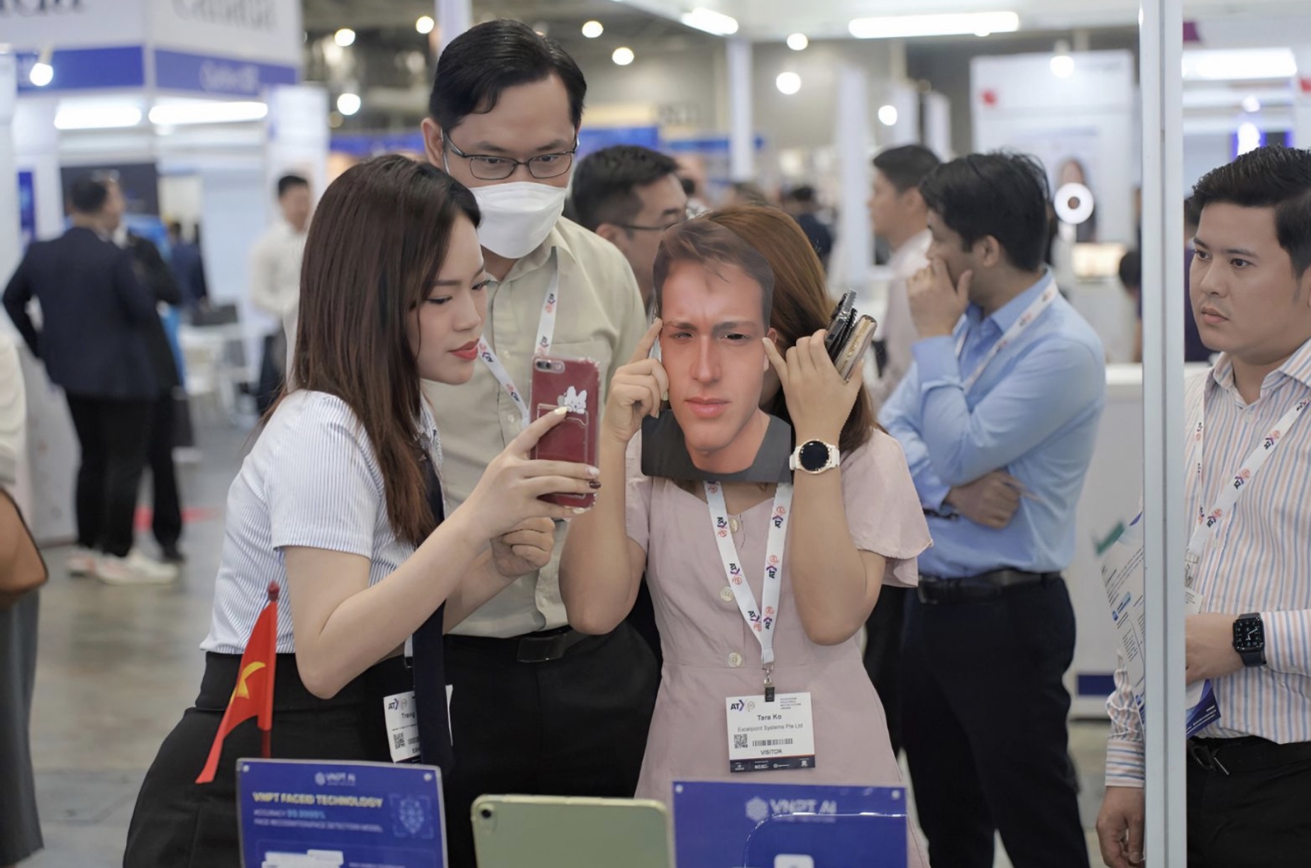 Công nghệ sinh trắc học khuôn mặt VNPT Face ID gây ấn tượng tại Asia Tech X Singapore 2023