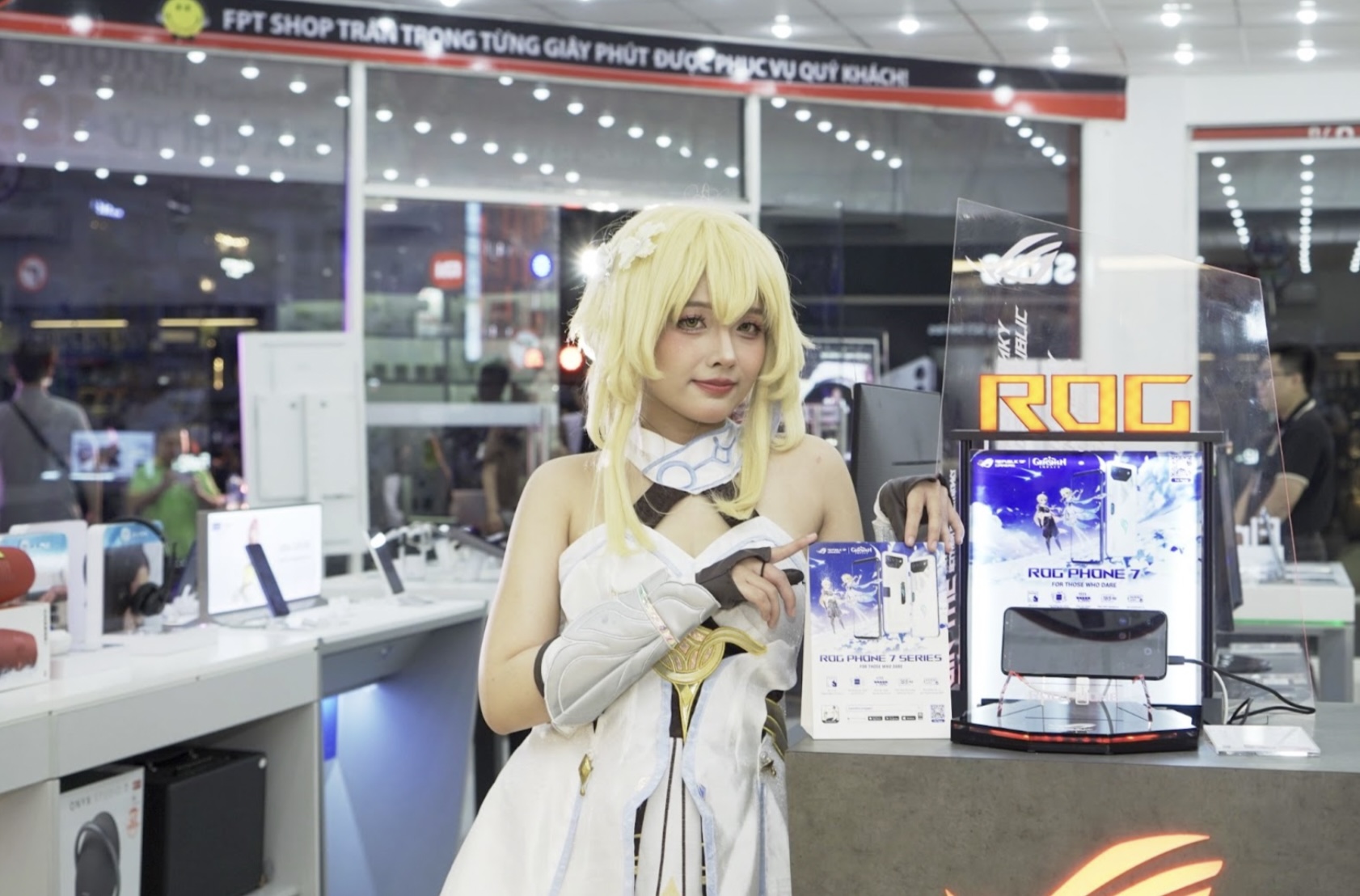Cosplayer Quỳnh Quỳnh xuất hiện lộng lẫy tại sự kiện xem trước Asus ROG Phone 7.