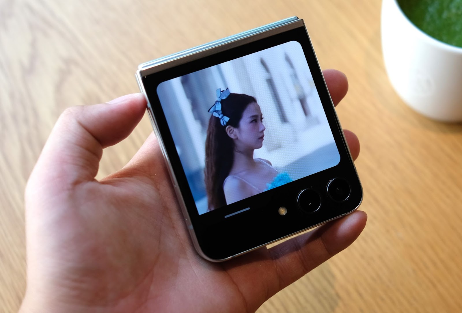 Trải nghiệm xem video liền mạch trên Galaxy Z Flip5. 