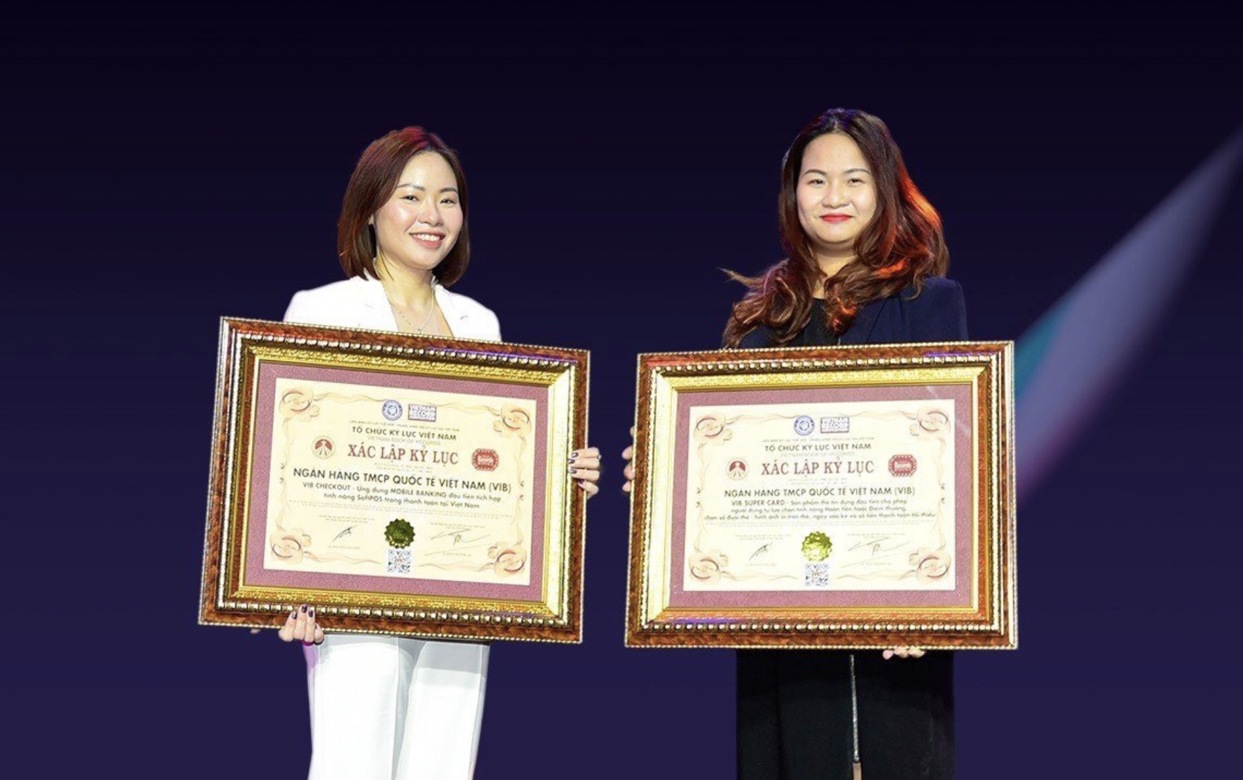 Đại diện VIB nhận Kỷ lục Việt Nam cho ứng dụng VIB Checkout và thẻ trắng Super Card