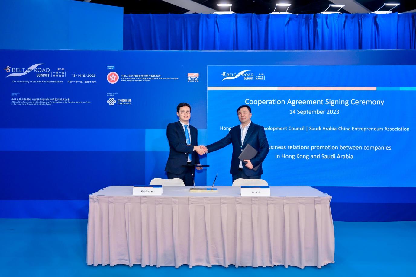 Jerry Li ký biên bản ghi nhớ với Patrick Lau, phó giám đốc điều hành Hội đồng Phát triển Thương mại Hồng Kông