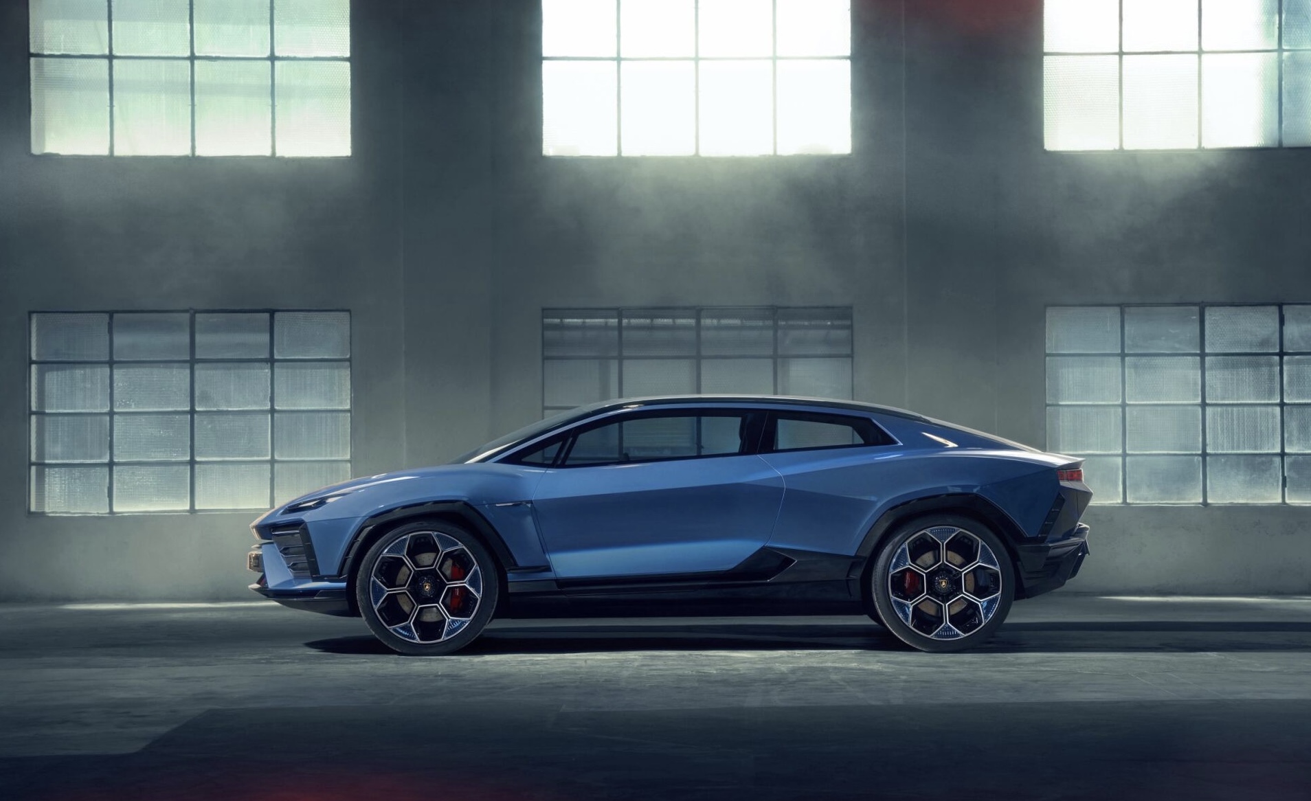 Vào tháng 8/2023 tại Monterey Car Week ở Hoa Kỳ, Lamborghini ra mắt Lanzador